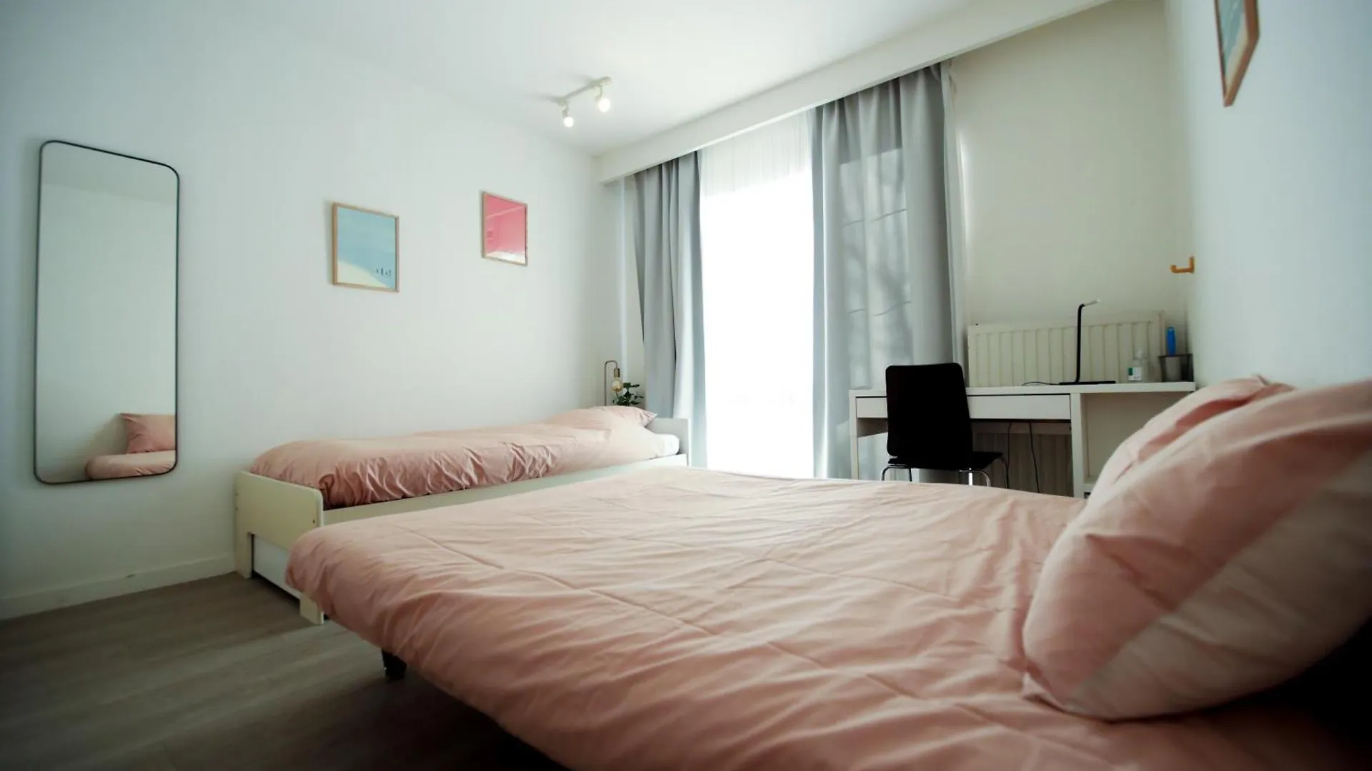 Quarto em Acomodações Particulares Prive Kamer Met Chill Room En Gedeelde Badkamer - Rand Antwerpen - Afrit E313 Wommelgem - Vlakbij Tramhalte Lijn 9 En 24