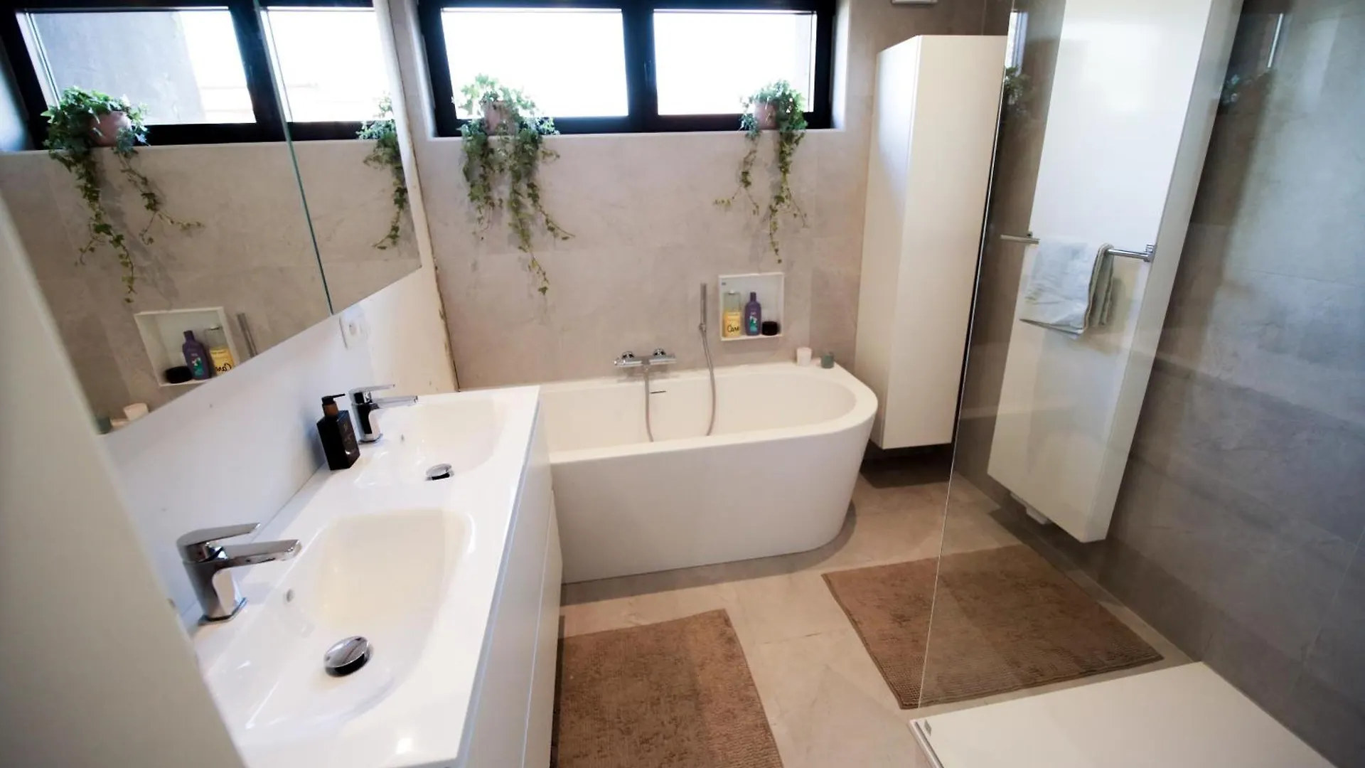 Prive Kamer Met Chill Room En Gedeelde Badkamer - Rand Antwerpen - Afrit E313 Wommelgem - Vlakbij Tramhalte Lijn 9 En 24 Quarto em Acomodações Particulares